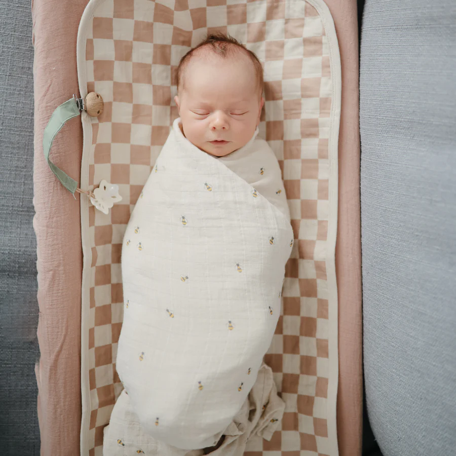 Mushie – muslino antklodė – bitutės - Image 3